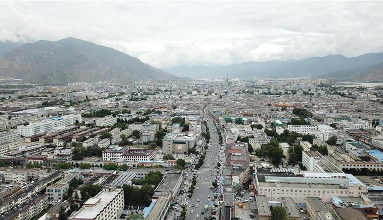 8?10日無人機(jī)拍攝的拉薩城市一景?新華社記?? 王益? ?.jpg