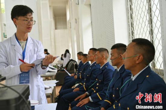 圖為研究團(tuán)隊(duì)成員登記消防員信息?！≮w朗 攝