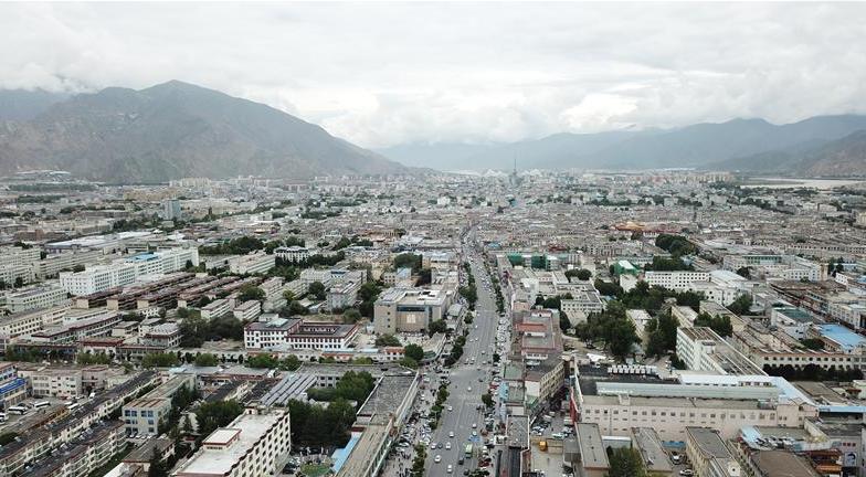 8?10日無人機(jī)拍攝的拉薩城市一景?新華社記?? 王益? ?.jpg