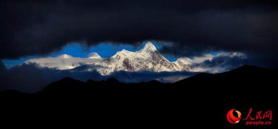 南迦巴瓦峰遠(yuǎn)眺。次仁羅布 攝