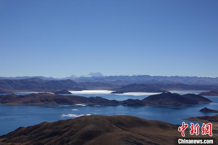 圖為從海拔約5000米的魯日拉觀景臺俯瞰羊湖?！∪轿木?攝