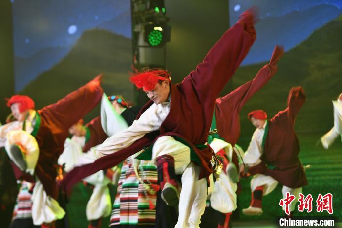 圖為演員在聯(lián)歡晚會(huì)上表演?！∝暩聛硭?攝