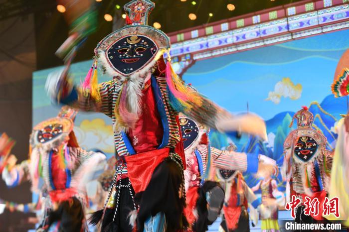 圖為演員在聯(lián)歡晚會(huì)上表演?！∝暩聛硭?攝