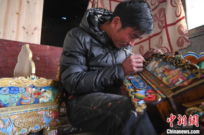 圖為拉薩手藝人制作年貨“切瑪盒”?！∝暩聛?lái)松 攝