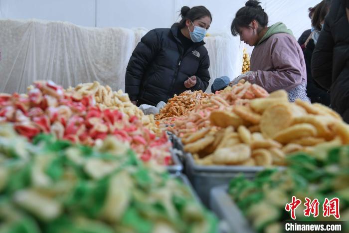 圖為拉薩市民選購(gòu)年貨“卡塞”?！∝暩聛?lái)松 攝