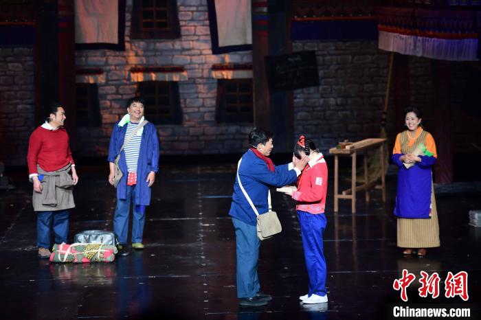 圖為西藏本土話劇《八廓街北院》演出現(xiàn)場(chǎng)?！∝暩聛硭?攝