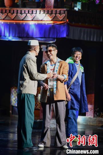 圖為西藏本土話劇《八廓街北院》演出現(xiàn)場(chǎng)?！∝暩聛硭?攝
