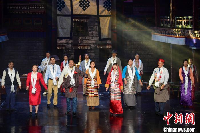 圖為西藏本土話劇《八廓街北院》演出現(xiàn)場(chǎng)?！∝暩聛硭?攝