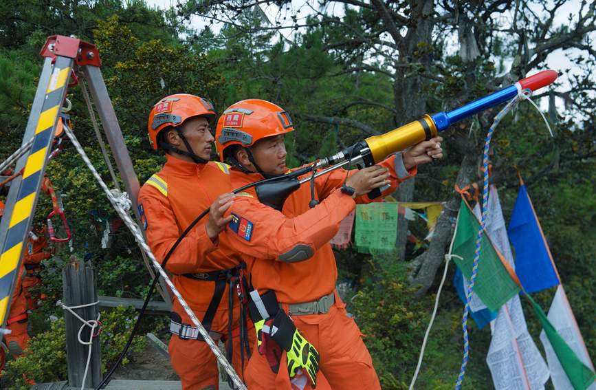 發(fā)射拋投器 。西繞拉翁攝
