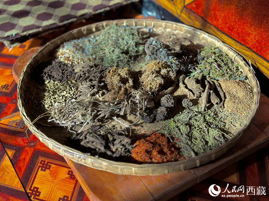 制作藏香的草本原料。人民網(wǎng)記者 次仁羅布攝