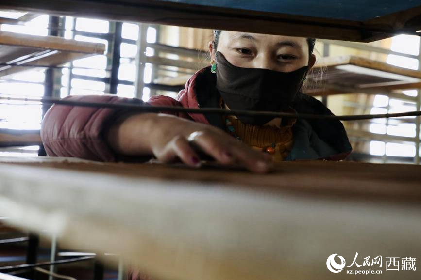 晾曬制作好的藏香。人民網(wǎng)記者 次仁羅布攝