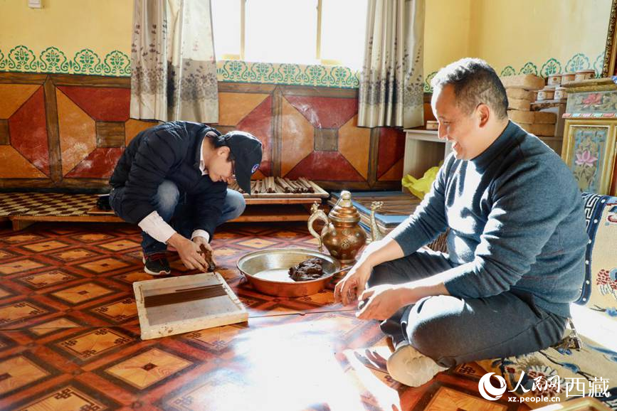 游客正在學(xué)習(xí)制作藏香。人民網(wǎng) 記者次仁羅布攝
