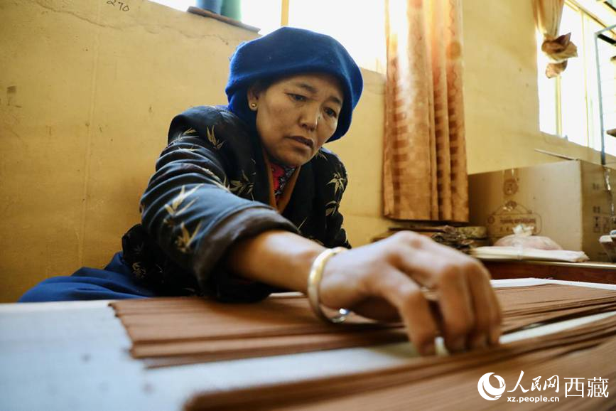 藏香廠的工人們堅持手工制作藏香。人民網(wǎng)記者 次仁羅布攝