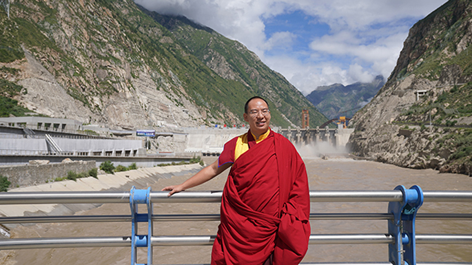 十一世班禪在藏木水電站前留影。攝影：王淑.JPG