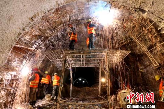 圖為施工人員正在進(jìn)行隧道支護(hù)焊接作業(yè)。　陳暢 攝