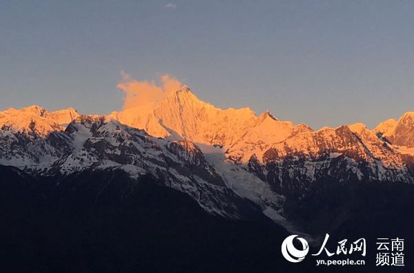 迪慶梅里雪山“日照金山”景觀。（供圖）