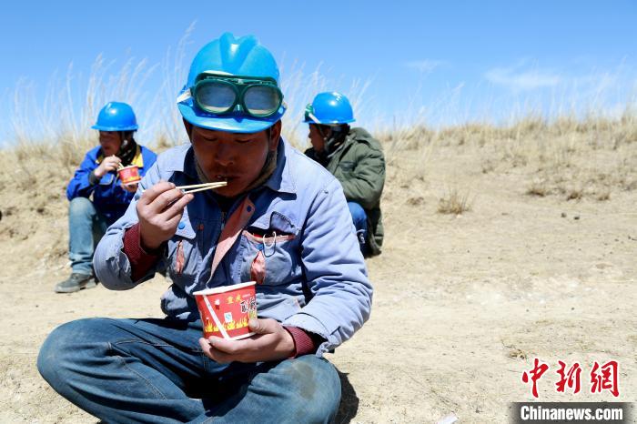 青海藏鄉(xiāng)脫貧致富見聞：“電通了，日子也富裕了”