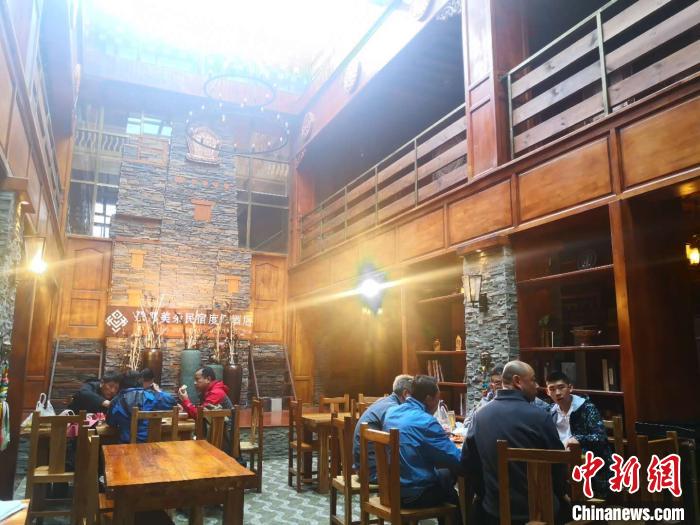 圖為扎尕那的藏式民宿酒店中，游客正在用餐。　史靜靜 攝
