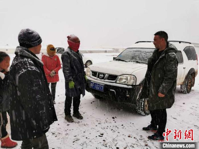 圖為扎西鬧吾(右一)與當(dāng)?shù)啬翍艚徽?。郵儲銀行青海省分行供圖