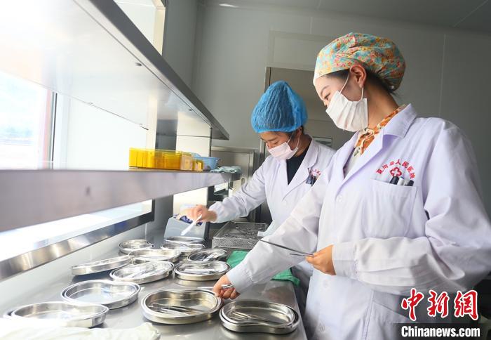 7月下旬，夏河縣人民醫(yī)院醫(yī)生進(jìn)行手術(shù)用具的消毒清潔。　高展 攝
