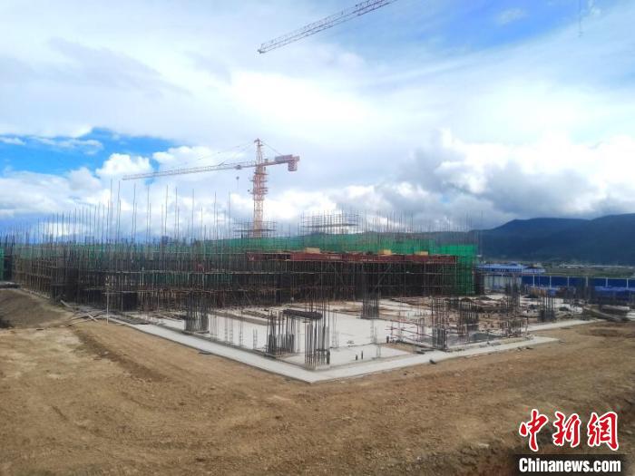 圖為香格里拉站實(shí)現(xiàn)封頂。中國(guó)鐵路昆明局集團(tuán)供圖