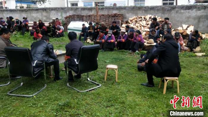 村民接受防火常識教育。若爾蓋縣林業(yè)和草原局供圖