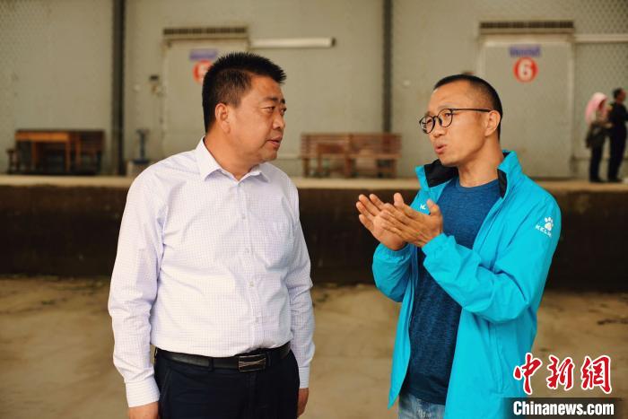 天?？h委書記李鵬(左)接受自媒體“碼頭青年”主編林飛(右)采訪?！￡I道華 攝