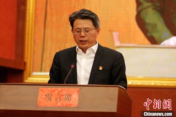 圖為果洛州委常委、副州長(zhǎng)、上海市援青聯(lián)絡(luò)組組長(zhǎng)馮志勇總結(jié)對(duì)口支援十年工作?！」逯菸麄鞑抗﹫D 攝