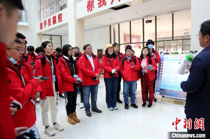圖為中外媒體采訪三江源國家公園瀾滄江源園區(qū)生態(tài)保護成效?！?zhí)砀?攝