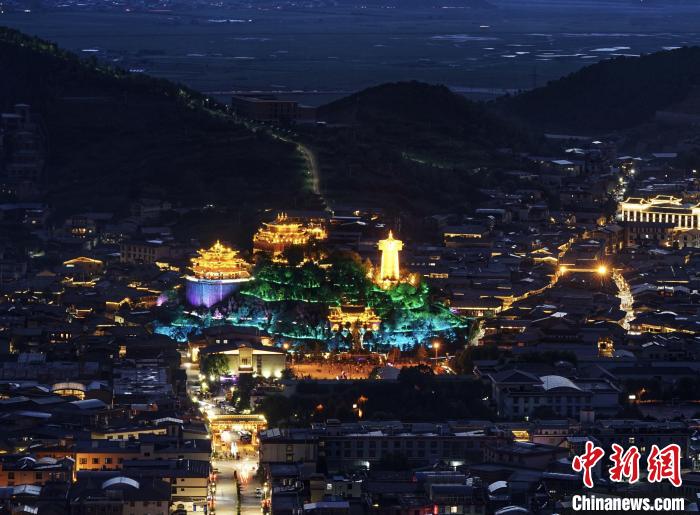 圖為滇藏茶馬古道重鎮(zhèn)獨克宗古城已成為知名旅游景點?！『蜁匝?攝