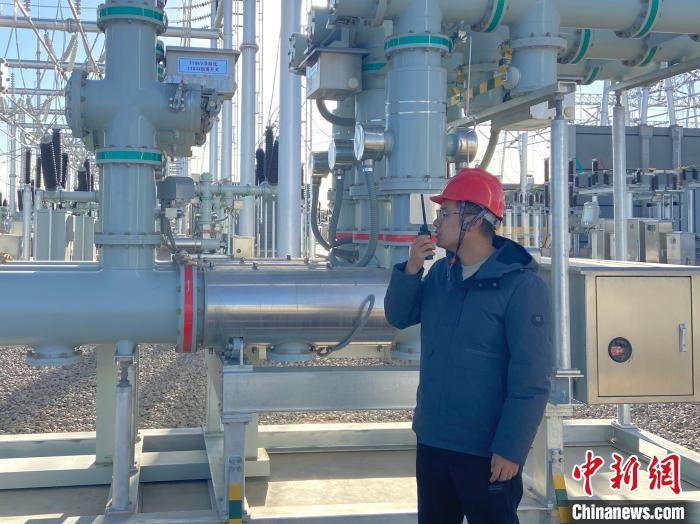 圖為國網(wǎng)青海檢修公司專業(yè)人員在沙柳變電站驗(yàn)收設(shè)備?！√岂?攝