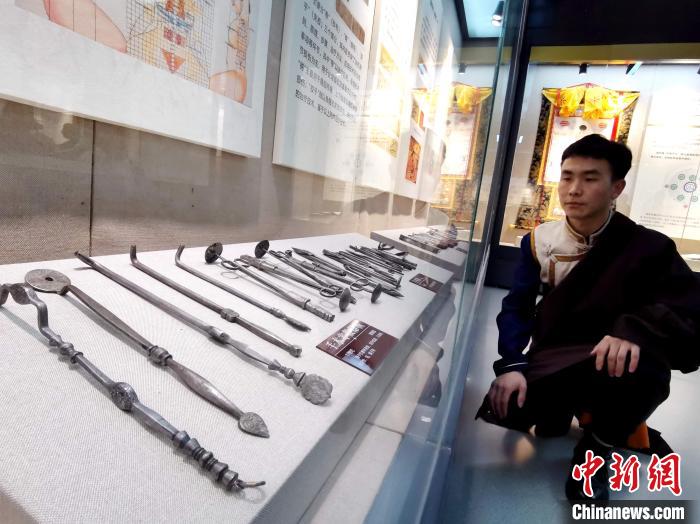 圖為陳展的藏醫(yī)手術(shù)器械?！?zhí)砀?攝