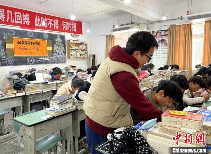 學(xué)生在免費輔導(dǎo)班上課。　尼瑪初 攝