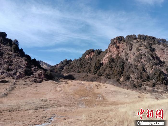 圖為坎布拉外圍地區(qū)的古火山口。孫揚益 供圖 孫揚益 供圖 攝