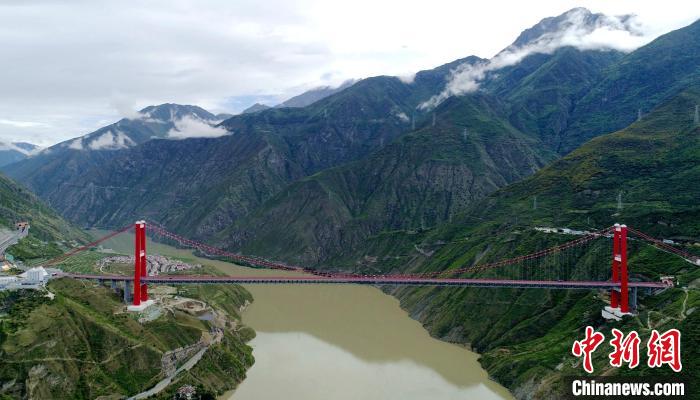 圖為雅康高速瀘定大渡河大橋。　劉忠俊 攝