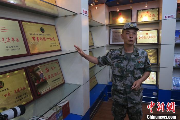圖為南疆軍區(qū)某合成團1連連長齊楠?！畛坛?攝