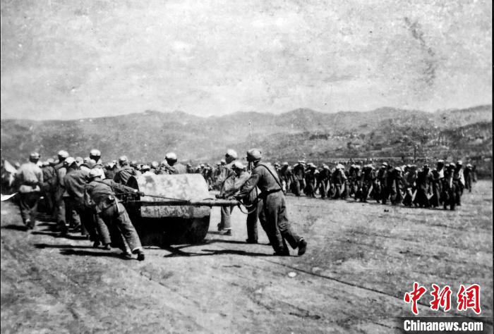 十八軍戰(zhàn)士修建機場跑道。(歷史圖片由十八軍后代張小康提供，劉炳科翻拍)