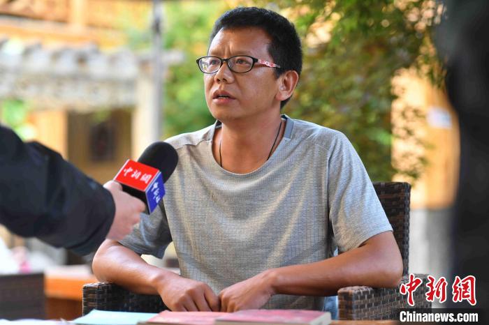 圖為和澗秋接受記者采訪?！⑷疥?攝