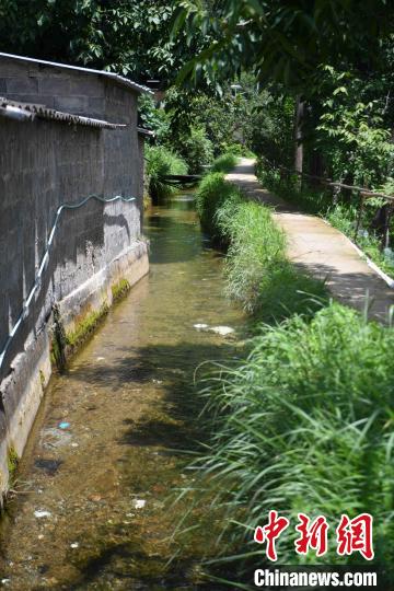 圖為至今仍在流淌的楚援溝?！⑷疥?攝