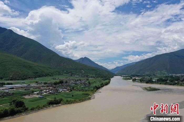 圖為航拍金江鎮(zhèn)，農(nóng)田里綠意盎然?！⑷疥?攝
