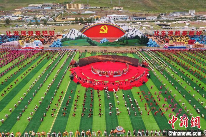 圖為玉樹(shù)藏族自治州成立70周年慶祝大會(huì)現(xiàn)場(chǎng)?！●R銘言 攝