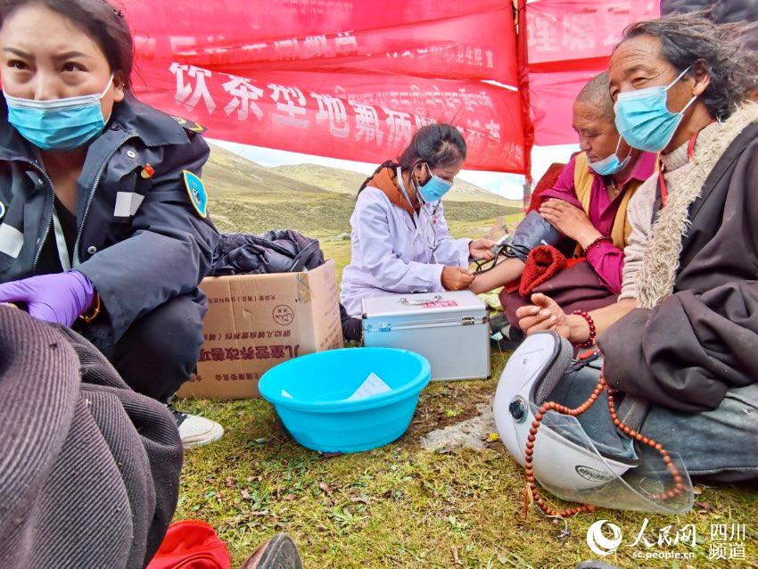 給牧民檢查身體。巴登攝
