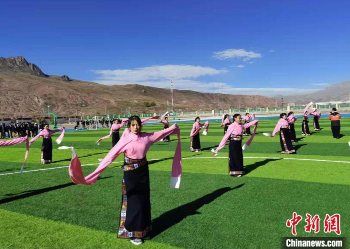 圖為青海師范大學(xué)附屬玉樹實驗學(xué)校學(xué)生在綠茵場跳起囊謙古舞—卓根瑪?！“讋?攝