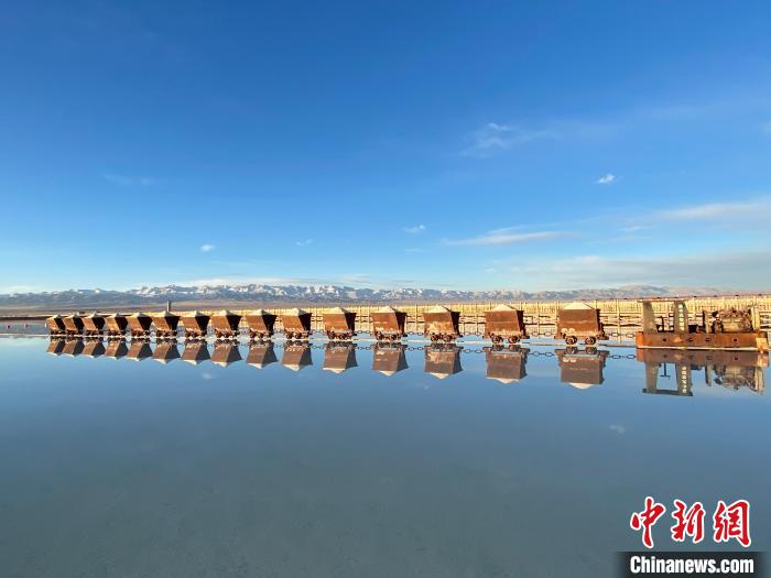 圖為小火車(chē)倒影在湖中，湖面如圖明鏡一般?！●R翔 攝