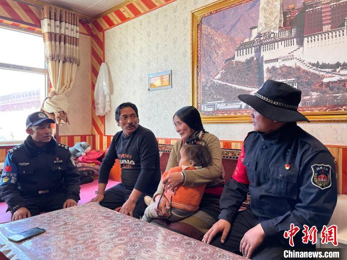 圖為派出所民警和義警入戶了解情況。　祁繡娟 攝