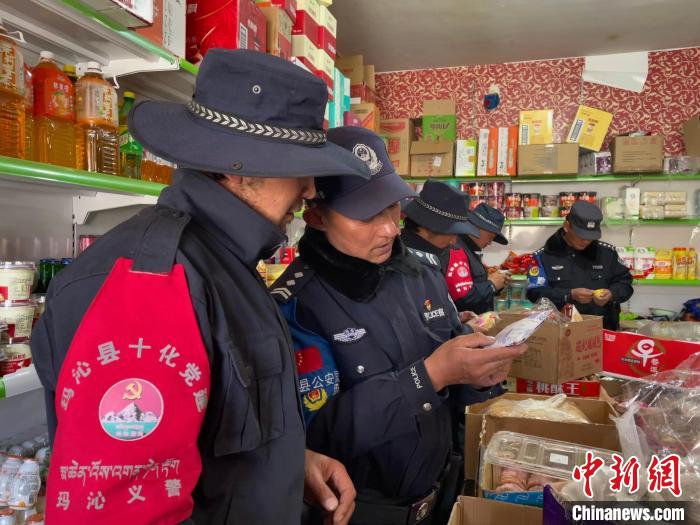 圖為派出所民警和義警對沿街店鋪檢查。　祁繡娟 攝