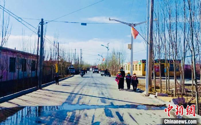 圖為黃河源昆侖社區(qū)馬路的一角。　格爾木市委宣傳部 供圖