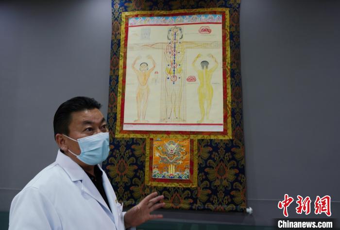 圖為興海縣藏醫(yī)院院長介紹藏醫(yī)四部醫(yī)典詳實圖。　馬銘言 攝