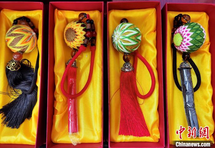 圖為藏繡手工藝品?！∑钤鲚?攝