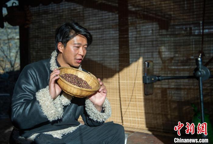 洛桑在鏡頭前介紹家鄉(xiāng)特產(chǎn)?！⒅铱?攝